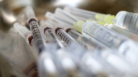 Покритието със задължителни ваксини в България е все по-добро