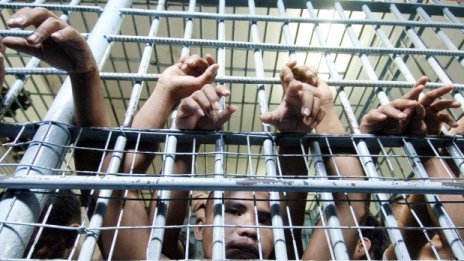 Пуснаха погрешка двама затворници в Лондон, сега ги издирват