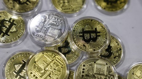 Сривът на Биткойн: Това ли ще е "смъртоносната спирала" за световната икономика?