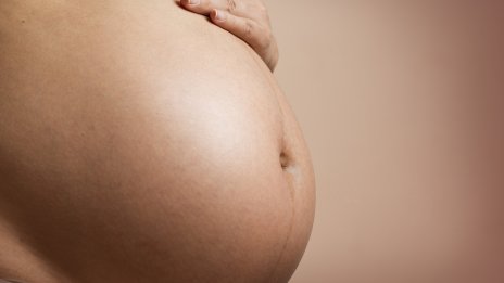 14-годишната бе насилена да износи близнаците на майка си и приятеля ѝ