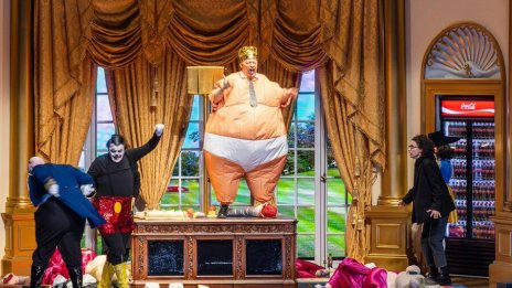 Ненаситен президент-крал: В Хамбург представиха опера, осмиваща Тръмп