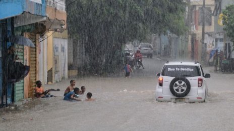 Ураганът „Мелиса леко отслабна, достигайки Ямайка