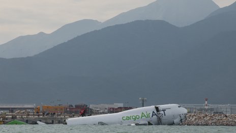 Самолет помете в морето кола на писта в Хонконг ВИДЕО