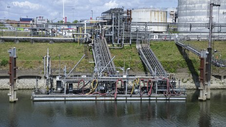 Светът е залят с петрол и цените са на път да продължат да падат