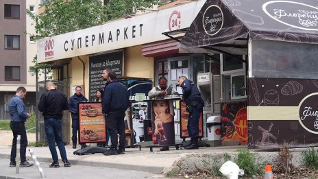 Двама от четиримата, намушкани с нож от жена от Литва, са в реанимация 