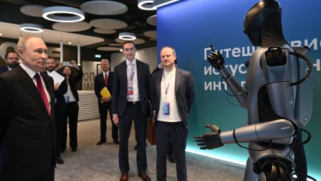 Путин се радва на танцуващ хуманоиден робот ВИДЕО