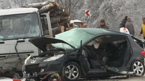 Обявиха за международно издирване шофьора, убил син и дъщеря край Ловеч 