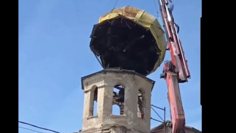 Некадърност: Кран изпусна купола на над 160-годишна църква в с. Голема Раковица ВИДЕО