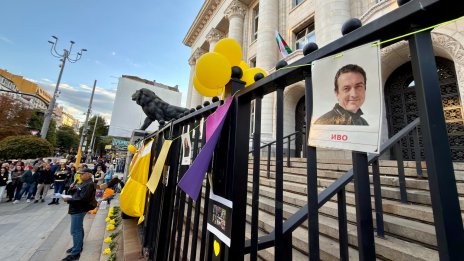 В кадър: Протестиращи настояха за отвод на Росен Йорданов от случая "Петрохан" 