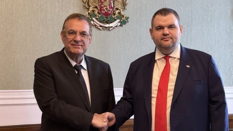 Двете ДПС-та се обединяват, Пеевски и Чакъров си стиснаха ръцете