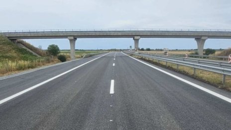 Самолет, автобус, кола, влак: Как най-евтино и бързо да стигнем до морето