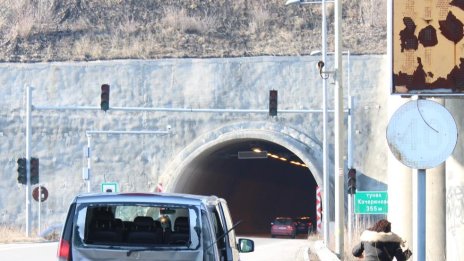 Авария остави тъмен тунела "Големо Бучино" на АМ "Струма"