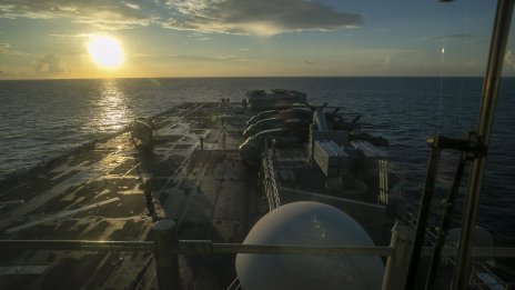 Амфибийният кораб на САЩ &bdquo;USS Tripoli&ldquo; пристигна в Близкия изток