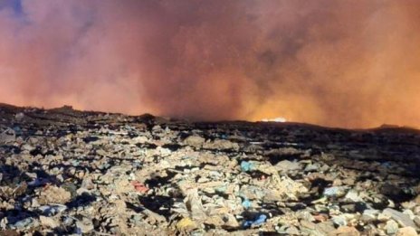 Пожар пламна в депото за отпадъци край Цалапица