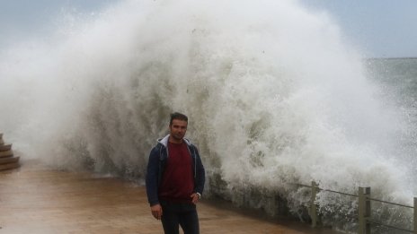 Мощни бури отнесоха покриви и огради в Западна Турция 