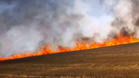Хеликоптер се включи в гасенето на голям пожар край Брезово