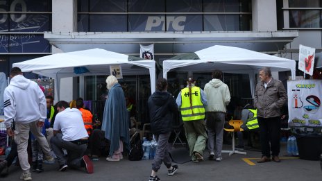 Студенти и граждани блокираха сръбската национална телевизия за 11-а поредна нощ