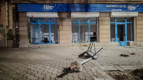 Опожарени контейнери и съборени пътни знаци - чистят София след безредиците СНИМКИ