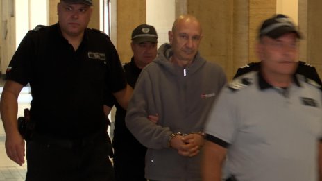 Мъжът, подпалил коли в София, остава в ареста 