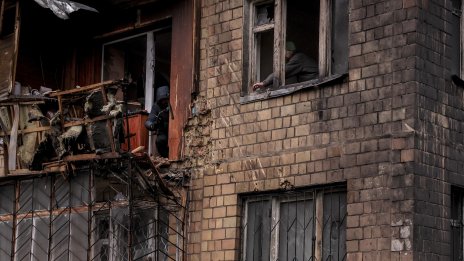 Два многоетажни жилищни блока в Киев са поразени при руско нападение