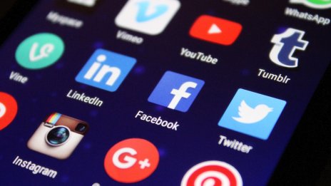 Опасни клипчета постоянно бомбардират тийнейджърите в TikTok и Instagram 