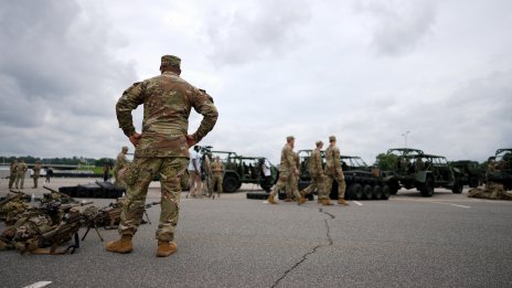 Защо Пентагонът поръчва пици, когато интернет следи всяко движение?