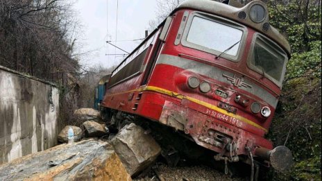 Продължава разчистването на срутени скали върху жп релсите край Трявна