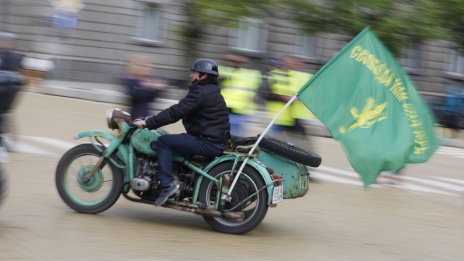Рев и мирис на бензин: Мотосезонът в София е открит СНИМКИ