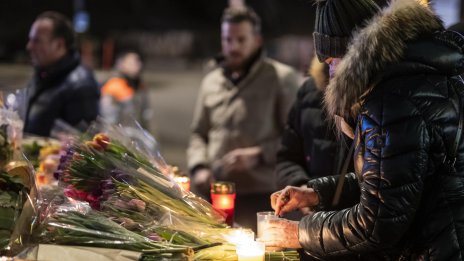 Българин за пламналия швейцарския бар: Купонджийки са били "на конче" с пиротехника