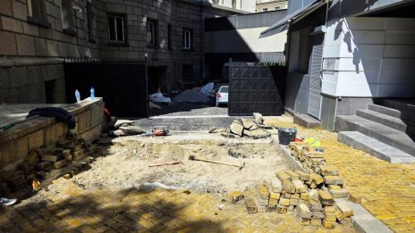 Съставиха акт на фирмата, която постави антипаркинг колчета на жълтите павета