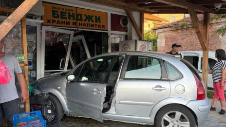 Кола се вряза в магазин във Враца, по чудо няма пострадали