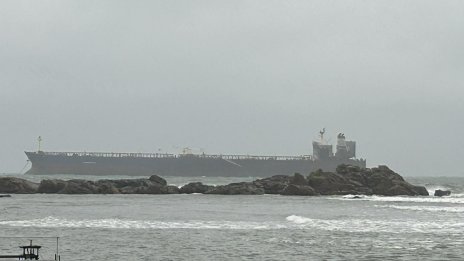 Доставиха храна на борда на "Кайрос"