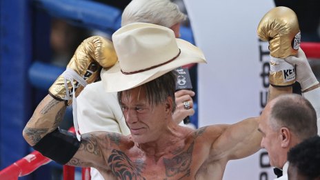 Мики Рурк: Бих си напъхал пистолет в з*дника и бих дръпнал спусъка, вместо да искам пари ВИДЕО