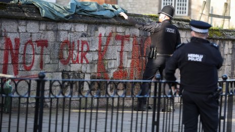 Уелс посреща Чарлз с графит &ldquo;Не е нашият крал&rdquo;