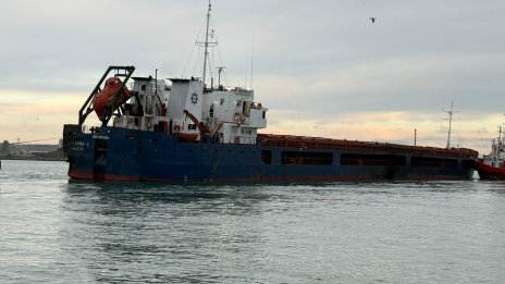 В кадър: Удареният кораб &ldquo;Челси-3&rdquo; е с огромна пробойна