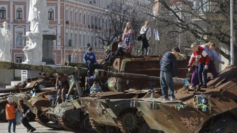 Занятия по &ldquo;добри игри&rdquo;, патриотизъм и военни униформи: Какво учат русначетата?