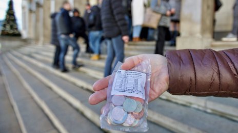 Опашка пред БНБ за стартовите комплекти с български евромонети СНИМКИ