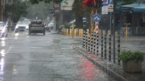 Проливен дъжд се изля над Плевен ВИДЕО