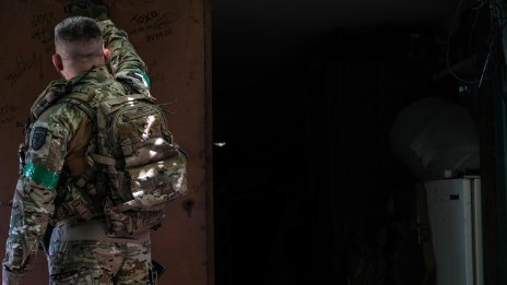 Много момчета загубиха ума си: Украинският войник, живял година в дупка на фронта