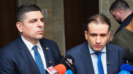 Божанов категоричен: Властта се е скрила на тъмно и разпределя порции