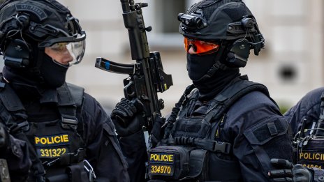 Един човек е убит при стрелба в кметството на чешкия град Хршибска