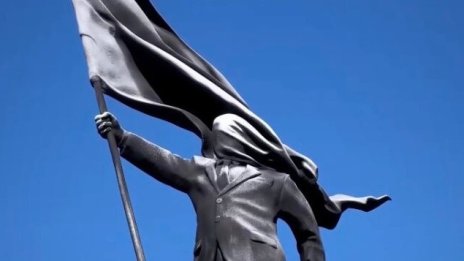 Мистериозна статуя с името на Банкси се появи в Лондон ВИДЕО