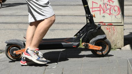 Кола удари мъж с електрическа тротинетка в Ямбол