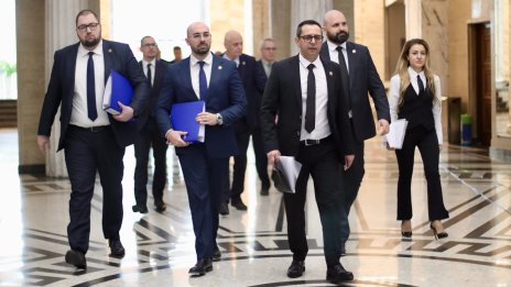 Радостин Василев е блокиран в Дубай, МЕЧ се регистрираха в ЦИК без него