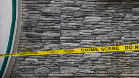 Мъж изля почистващ препарат и моторно масло в езерцето на съседа си и уби рибите му