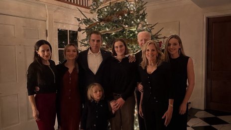 Джо Байдън показа семейна коледна снимка, но пак го разкритикуваха