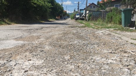 Сигналите ви: Разбити тротоари, амортизирани улици и дълбоки дупки…