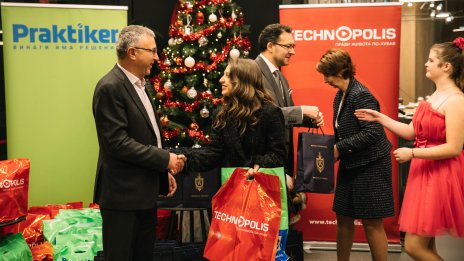 Технополис и Практикер отново зарадваха децата на герои от МВР с коледни подаръци