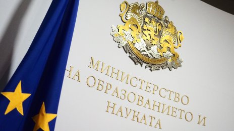 И отговорите за матурата поскъпнаха: От 50 до 200 евро, може да се плати и с крипто