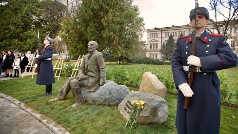 В кадър: Откриха паметник на Захарий Стоянов в София